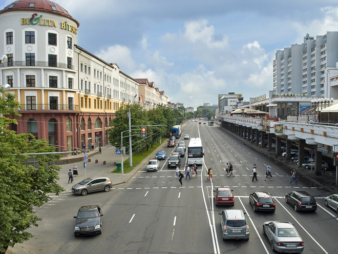 В останні три роки там стали з'являтися скляні хмарочоси, які тонко натякають, що ти не повернувся назад в СРСР, а живеш в XXI столітті