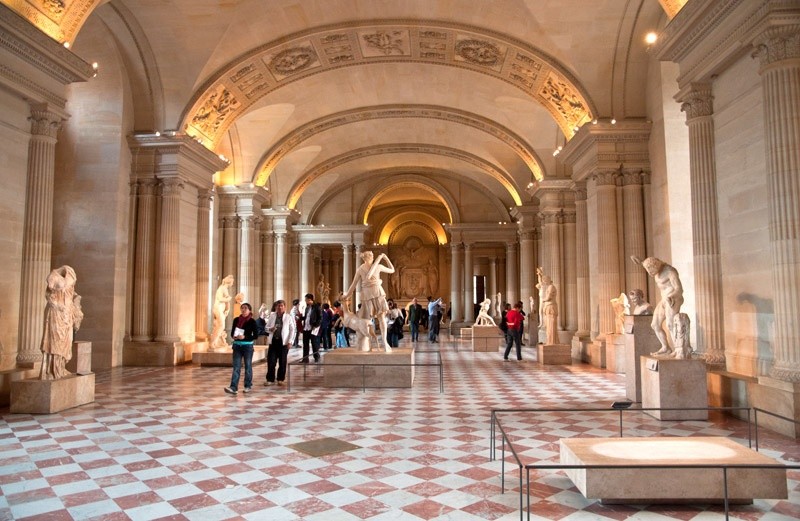 У галереї Аполлона перехоплює подих від прекрасних полотен в оточенні янголів і обрамленні золота