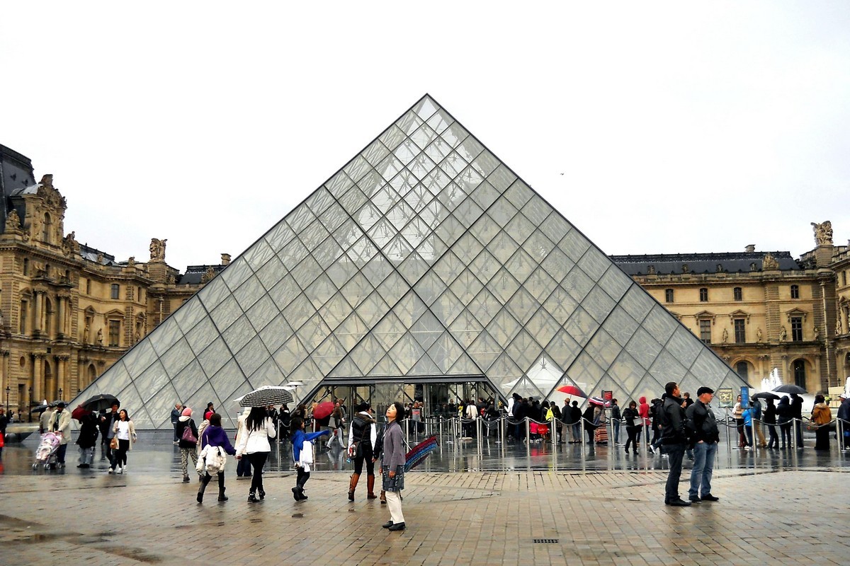А відносно недавнім новаторством стала піраміда Лувра, повністю зібрана зі скла