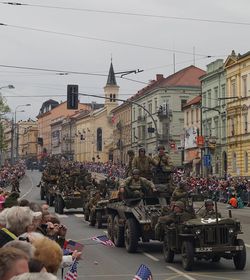 Convoy of Liberty в місті Пльзень, травень 2015 року (Фото: Мілош Турек, Чеське радіо - Радіо Прага)   На початку літургії виступили двоє чеських істориків, Ян Стршібрни і полковник Едуард Стеглик, згадували про чехословацькому русі Опору в роки Другої світової війни