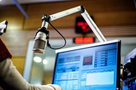 Ілюстративне фото: Халіл Баалбакі, Чеське радіо   Дуже приємно слухати вас і писати вам листи