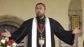 День пам'яті Яна Гуса в Празі - богослужіння, фото ЧТК   У Чехії, на відміну від Росії, не існує правило, що якщо свято припадає на суботу або неділю, п'ятниця або понеділок стає вихідним