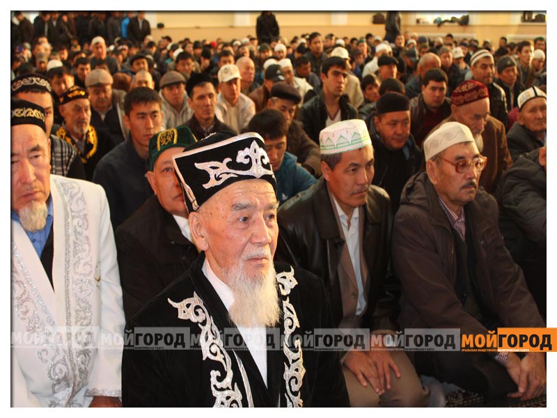 До святкового айт-намазу в обласній мечеті зібралося більше тисячі мусульман