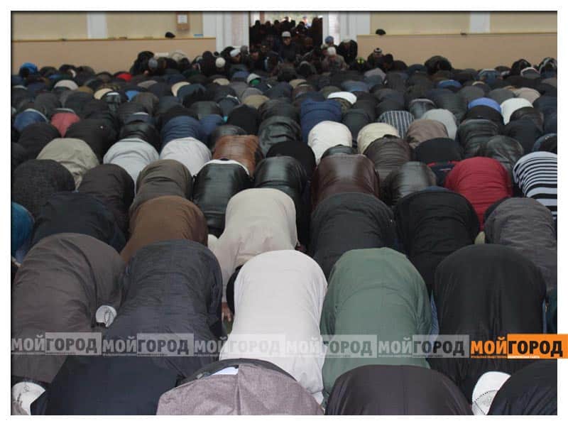 У дні Курбан айта мусульмани ходять в гості до сусідів, родичів, вітають один одного