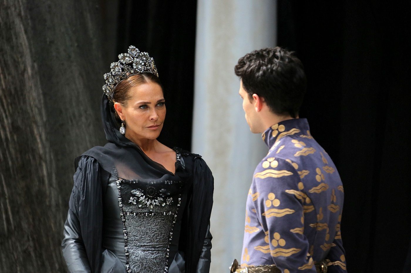 Запрошуючи актрису на зйомки, продюсери повинні були виконати всі її умови: в гримерці поставити масажне крісло, регулярно приносити свіжі фрукти і мінеральну воду певної марки, яку п'ють Джастін Тімберлейк, Мадонна, Ріанна і Бейонсе