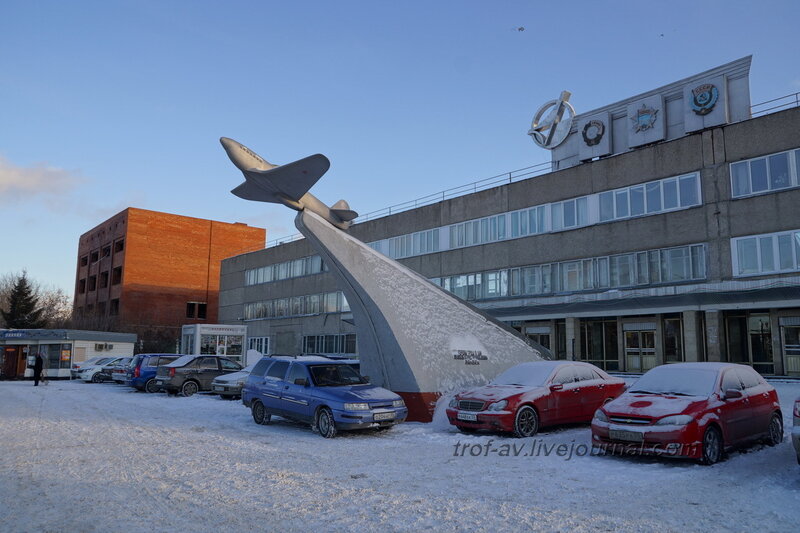 Під час Великої Вітчизняної війни Як-9 вироблялися тут же на заводі Політ (тоді завод № 166)