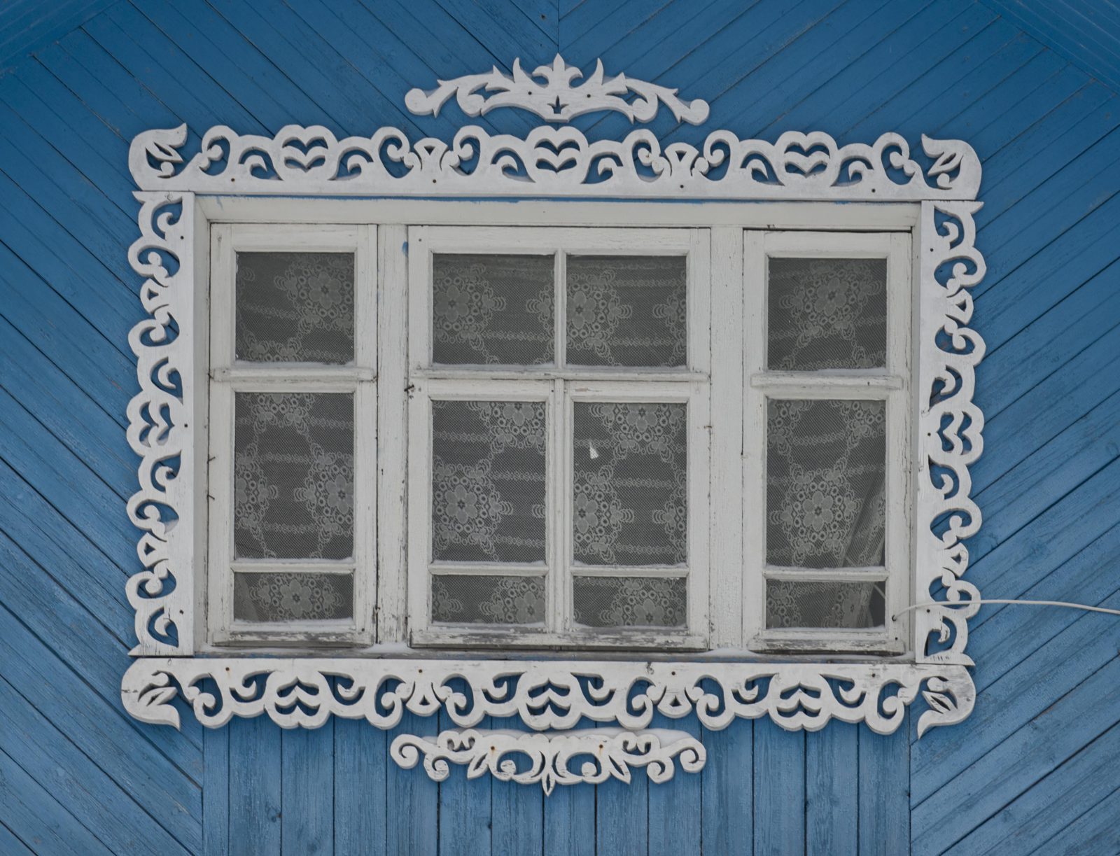 Якось розмова зайшла про красу наличників, що прикрашають вікна на хатах центральній частині Росії