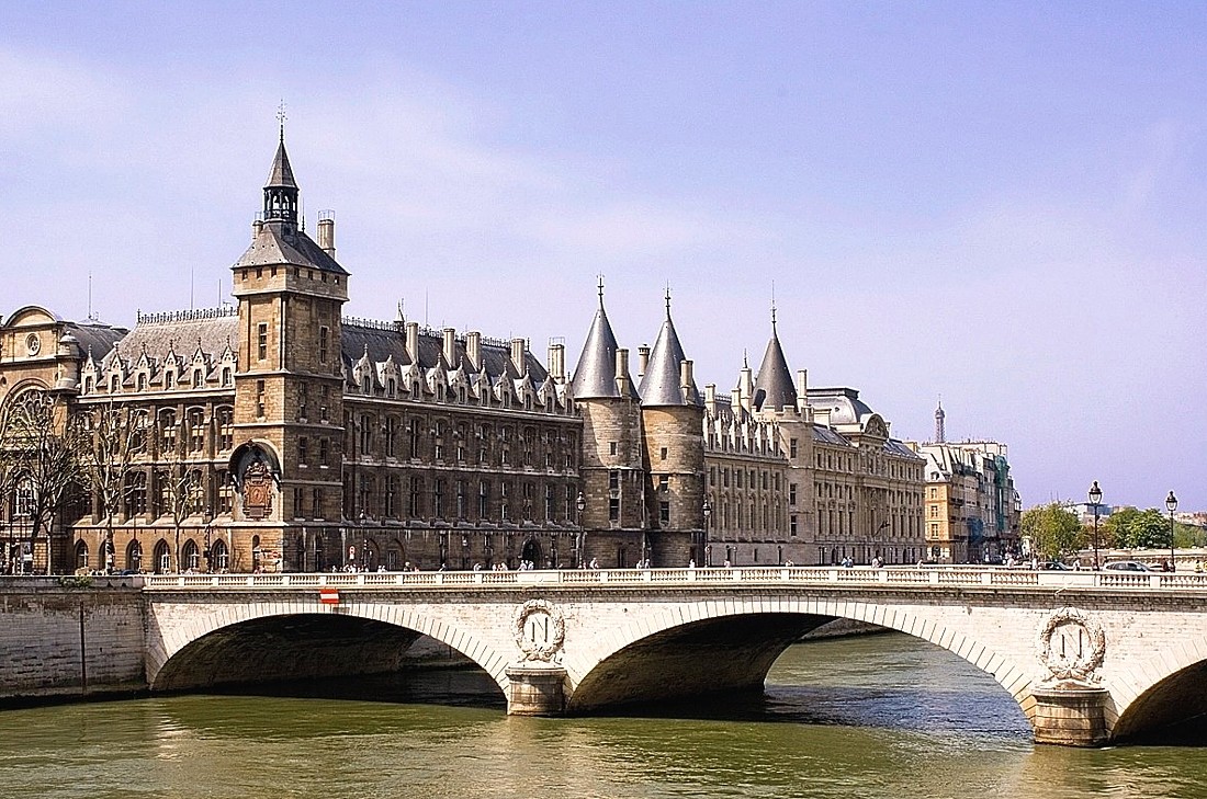 Однак прийшла після нього до влади династія Каролінгів вирішила, що стратегічно більш вірним буде змістити управління імперією на північний схід до міста Лан, що стоїть на пагорбі висотою 188 м