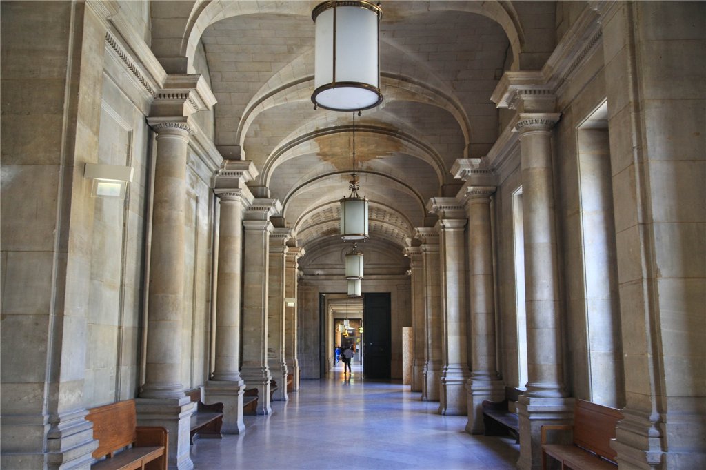 Там, де раніше стояла молитовня Святого Миколая, Людовик IX на прізвисько Святий наказав побудувати капелу для тернового вінця, частки Хреста Господнього та інших релігійних артефактів