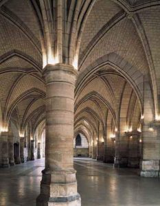 Також можна бачити частину мармурового столу, що вміщує колись до 2 000 їдців