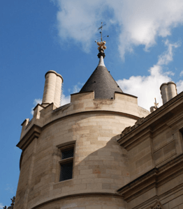 Вежа Бонбек практично не змінилася з моменту своєї споруди в XIII столітті при Людовіку IX, лише доповнити гострим дахом в XV столітті