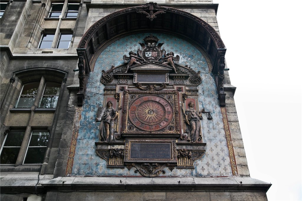 Ліхтар, який був для неї передбачений спочатку, пізніше змінився срібним дзвоном, а при Карлі V на вежі з'явилися перші громадські годинник, розроблені німецьким годинникарем Генріхом Віком