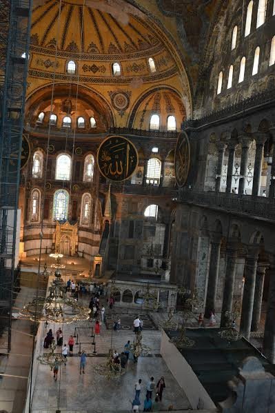 Після зустрічі з Константинопольським Патріархом ігуменя Свято-Воскресенського Теплодарського жіночого монастиря Никодима ознайомила журналістів-паломників з іншими християнськими святинями Константинополя: храмом Айя-Софія, церквами Хору і Покрова Божої Матері, помолилися у древніх ікон, одна з яких - Влахернської Божої Матері, належить пензлю св