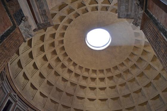 при облаштуванні інтер'єрів   Собору Святого Петра   , А точніше, для вівтарного балдахіна (скульптор Берніні) не вистачило матеріалів, і пластини з прикрасами були зняті і переплавлені