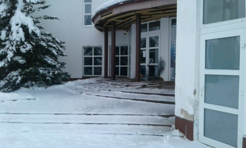 Правоохоронці припускають, що біля будівлі вибухнув саморобний вибуховий пристрій