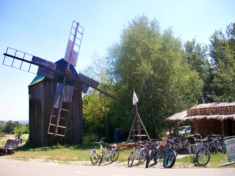 Неподалік від входу відвідувачів зустрічають вітряки, які вже стали візитною карткою музею