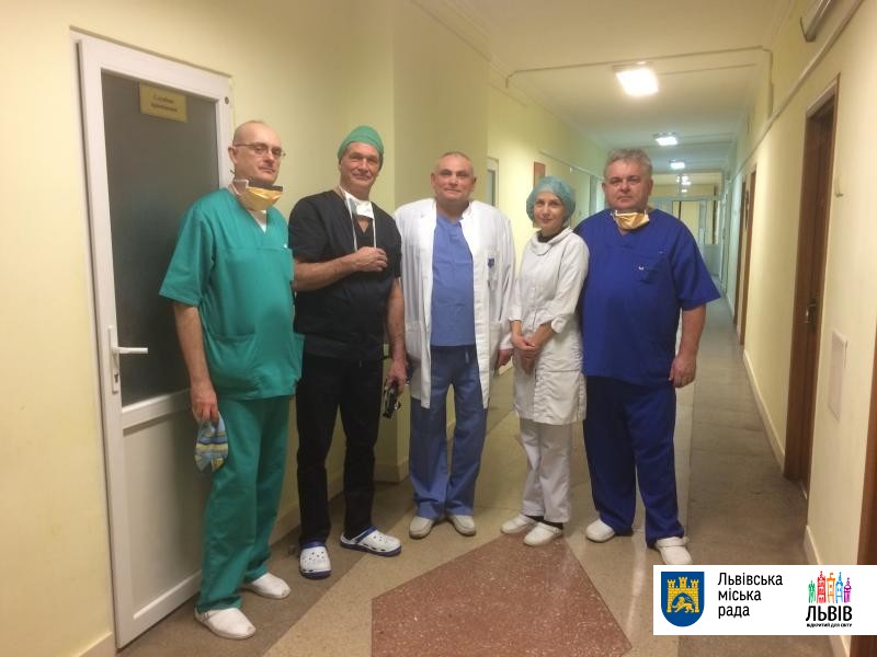 Як розповів завідувач опіковим відділенням 8 лікарні Василь Савчин, з Клаусом і Бьянкой Екснер лікарня співпрацює з 2012 року, коли   Львів   приймав у себе матчі Чемпіонату Європи з футболу і німецькі спонсори виділили кошти для благодійних акцій