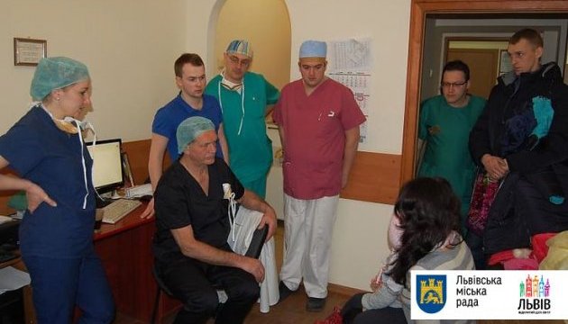 У Львові за п'ять днів німецькі та львівські хірурги проконсультували 52 і прооперували 17 Українське зі складними вадами / Фото: Львівська міська рада