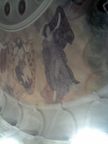 та, що з голими цицьками, зліва