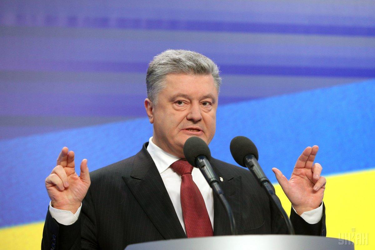 Порошенко заявив, що під час подорожі на Мальдіви перетинав кордон під власним ім'ям