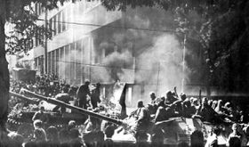 Так виглядало все навколо Чехословацького радіо в серпні 1968   «Празька весна» закінчилася вторгненням військ Варшавського договору до Чехословаччини вночі з 20 на 21 серпня 1968 року