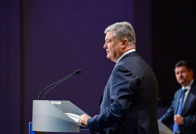 Любо-дорого було дивитися, як за допомогою листування в месенджері координували хід цього кордебалету стояв біля шефа екс-журналіст 5 каналу Святослав Цеголко і сперся ліктем об колону в глибині залу екс-журналіст 5 каналу Андрій Жигулін