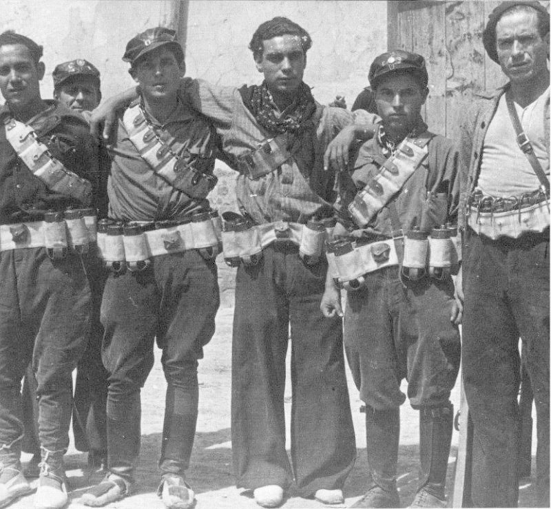 До них також приєдналися 12 000 поліцейських Штурмовой гвардії, які виступили проти франкістських заколотників