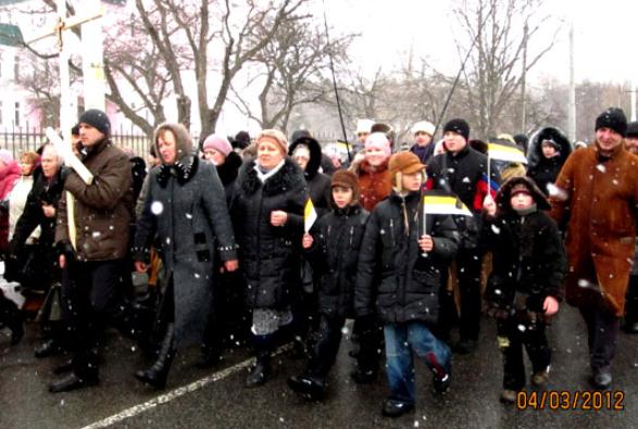 Це дуже патріотично виглядає: українські діти в українській Вінниці з імперськими прапорцями на хресній ході на честь торжества Православ'я, організованому єпархіальним управлінням Вінницької єпархії УПЦ МП з благословення владики Симеона