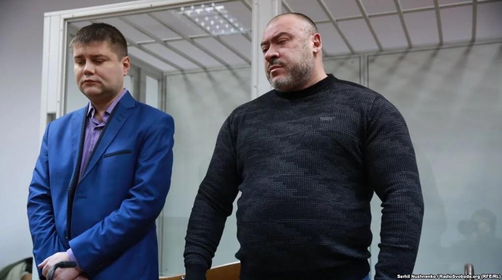 Він просить суд дати 2-3 тижні на ознайомлення нового адвоката, якого у нього ще немає, з апеляційною скаргою прокуратури на вирок суду першої інстанції про умовне засудження