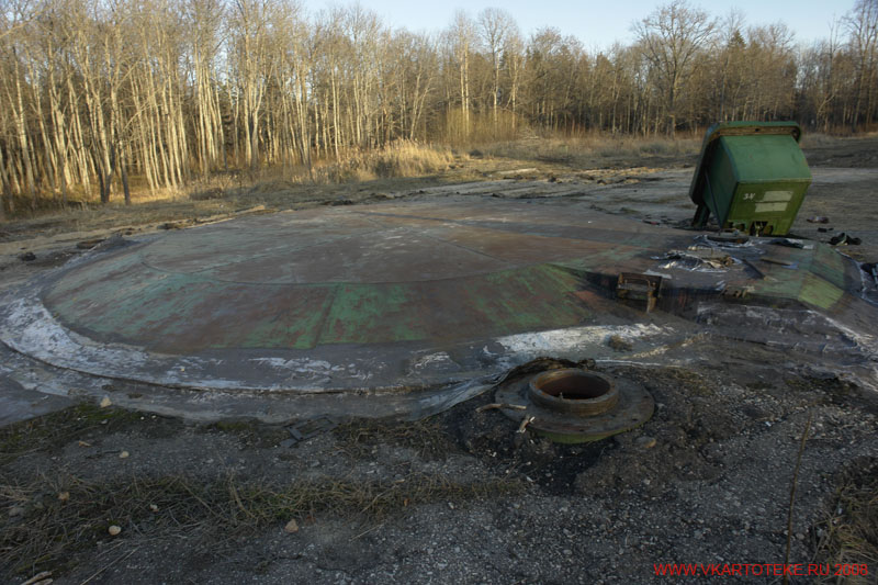 Кришка відсіку з необслуговуваних обладнанням, непронікабельна, що там достеменно невідомо