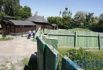 Розповів, що в даний час ні про яке будівництво не йдеться, оскільки ще немає проекту, тільки затверджена концепція (зведення Десятинної церкви, яка була зруйнована під час навали 1240 року і яку ніхто, звичайно, не бачив)