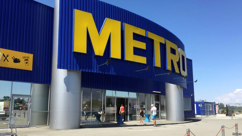 Досвід німецької торгової мережі Metro і французької - Auchan, чиї магазини продовжують працювати в Криму, дає наочну інструкцію, як залишитися на кримському ринку і не потрапити в міжнародну ізоляцію