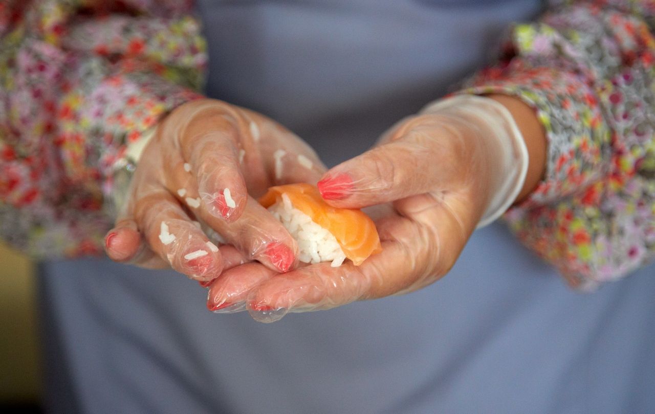 Ми вирішили навчити цьому наших гостей, щоб вони без особливих складнощів могли приготувати вдома улюблені страви і оцінили не тільки смакові якості, а й красу і гармонійність кулінарного мистецтва по-японськи »