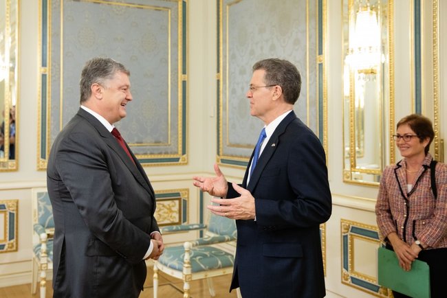 НЕТ:   Посол США з питань релігії відвідає Україну