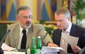 Дмитро Табачник завжди готовий поділитися діловою   радою з Григорієм Суркісом