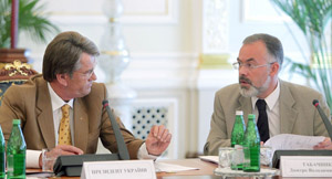 Дмитро Табачник по ліву руку з президентом