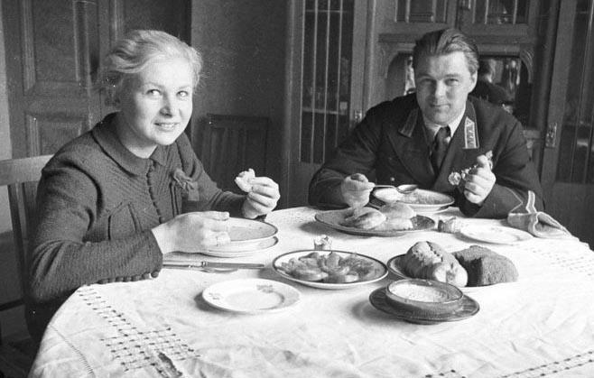 Валентина та Анатолій Сєров в домашній обстановці