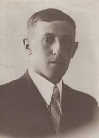 Леонід Максімілліановіч Тідеман До 35-му році, про який йде мова, вже не було в живих ні бабки моєї, яка померла в 1922 році, ні діда, який помер ще раніше, в 1911 році, - в Ленінграді жили три сестри матері