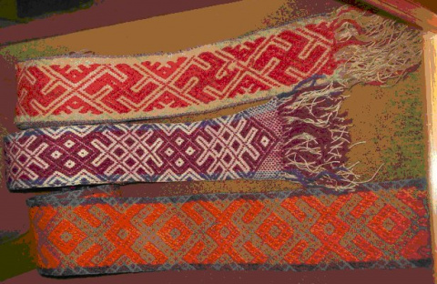 Основними символами, що охороняють хлопчиків, вважалися: символи вогню, сонячні символи, зображення тотемних тварин, зрозуміло, також символ роду-покровителя і духу-покровителя дня народження, дзвіночки-бубонці і символи чоловічих ремесел