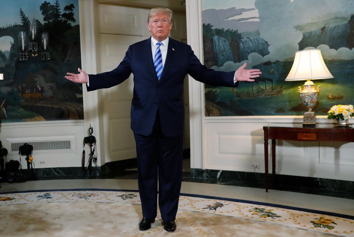 Американський президент вимагає від газети «в інтересах національної безпеки» негайно викрити ім'я чиновника, який написав статтю про те, як члени його команди протидіють йому