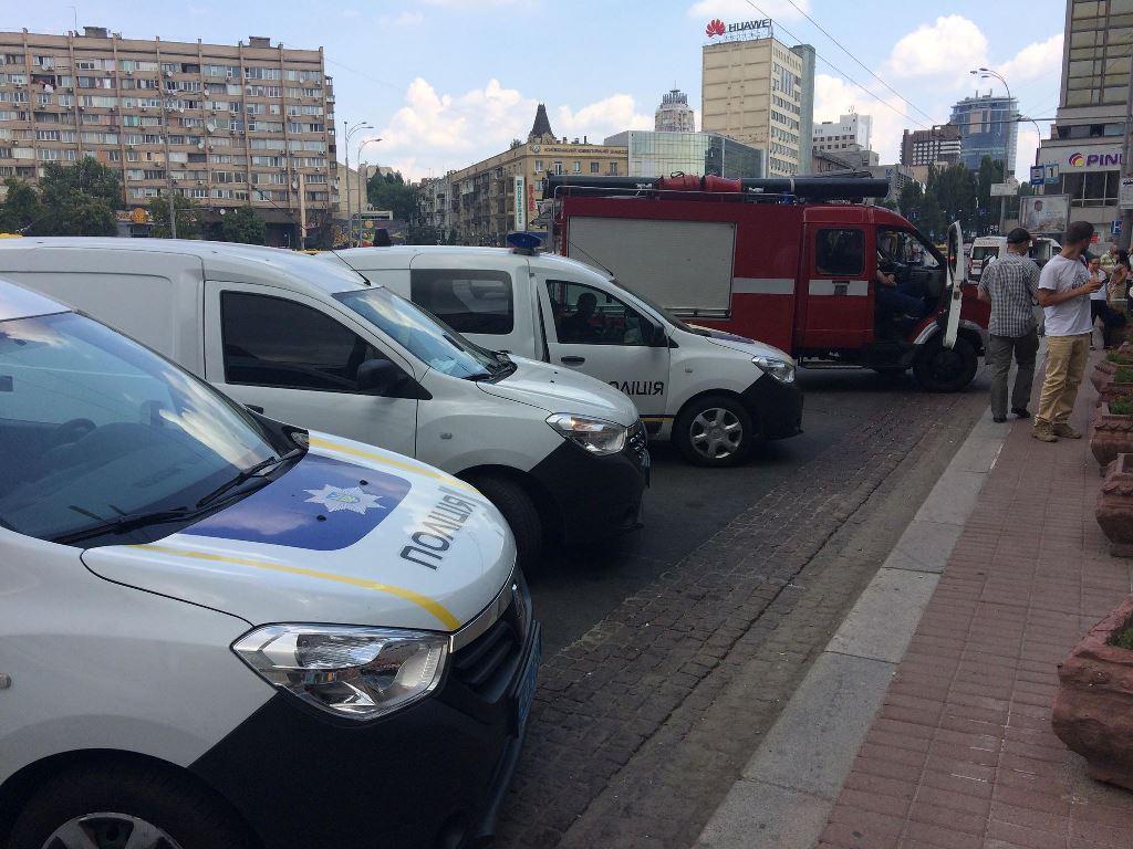 На місці працюють вибухотехніки і кінологи