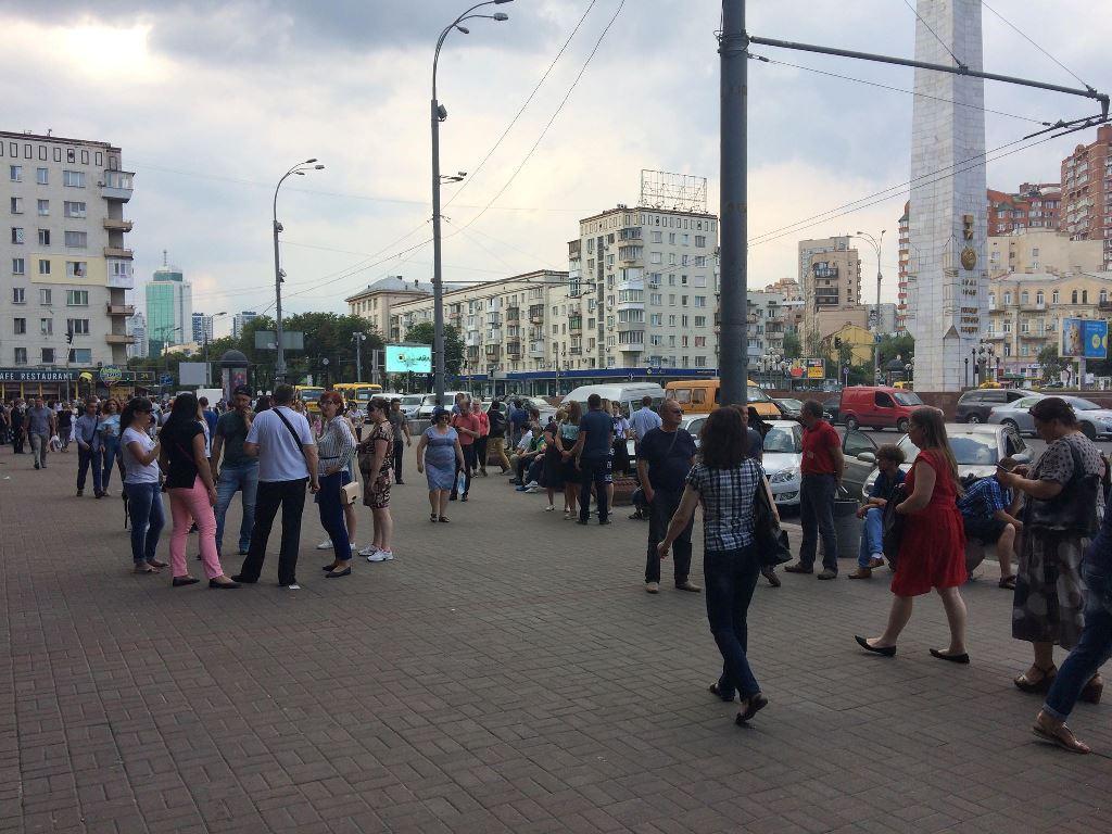 Вибухотехніки ретельно оглядають магазини і приміщення, - повідомили в поліції