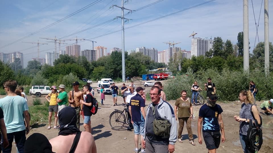 Активісти і місцеві жителі заявляють, що забудовник намагається незаконно побудувати житловий комплекс на території екопарка, до складу якого входять озера Небреж, Тягле і Мартишев