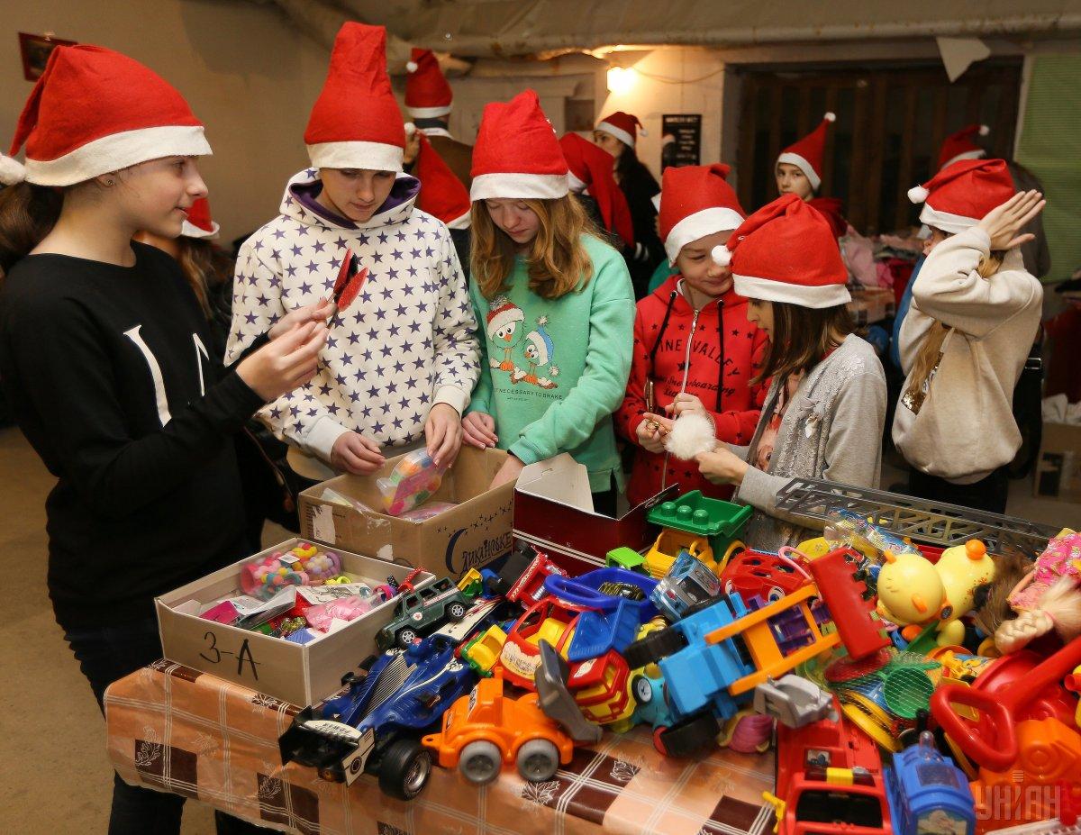 Помічники Святого Миколая готують подарунки для дітей
