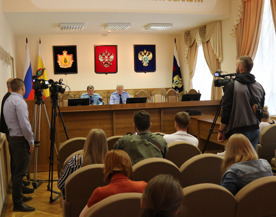 Прокурорськими перевірками, проведеними за участю співробітників територіальних підрозділів наглядової діяльності та профілактичної роботи ГУ МНС Росії по Рязанській області, охоплені майже 300 об'єктів і з метою усунення виявлених порушень прокурори внесли 165 подань про їх усунення, за допущені порушення 97 осіб притягнуто до дисциплінарної, 232 особи - до адміністративної відповідальності, направлено 31 позов до суду, 14 осіб застережено про неприпустимість порушення вимог законодавства в даній сфері