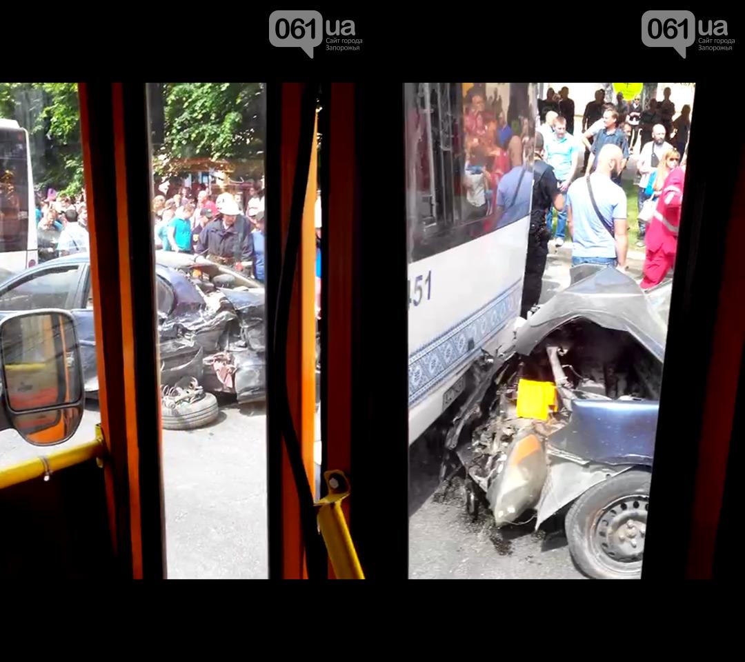 На місці ДТП працюють медики, правоохоронці