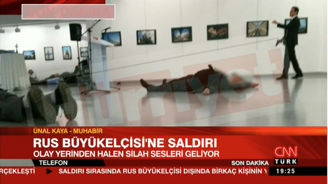 Озброєний чоловік вистрілив в російського посла Андрія Карлова під час відкриття фотовиставки «Росія очима турків» в Галереї сучасного мистецтва в Анкарі