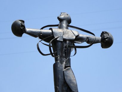 Сьогодні, в пам'ять про подвиг учасників ліквідації наслідків аварії на Чорнобильській АЕС та з нагоди 32-ї річниці Чорнобильської катастрофи в Одесі пройшов мітинг-реквієм з покладанням квітів до пам'ятника одеситам-чорнобильцям, встановленому на розі вул