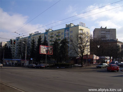Вийшовши з вагона на станції метро Либідська Ви піднімаєтеся на ескалаторі до виходу