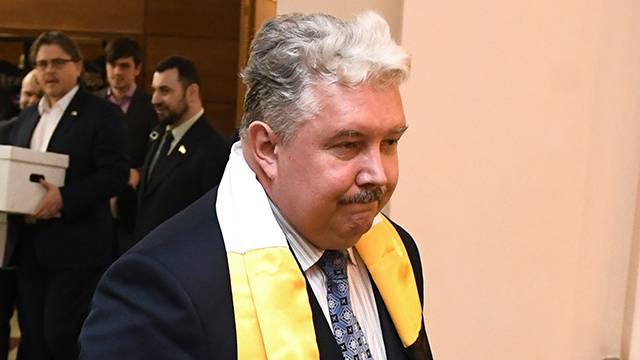 На виборчу дільницю він приїхав з дружиною і дітьми до 12:12